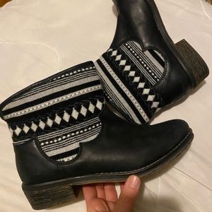 PULL&BEAR Aztec white black leather ankle boots